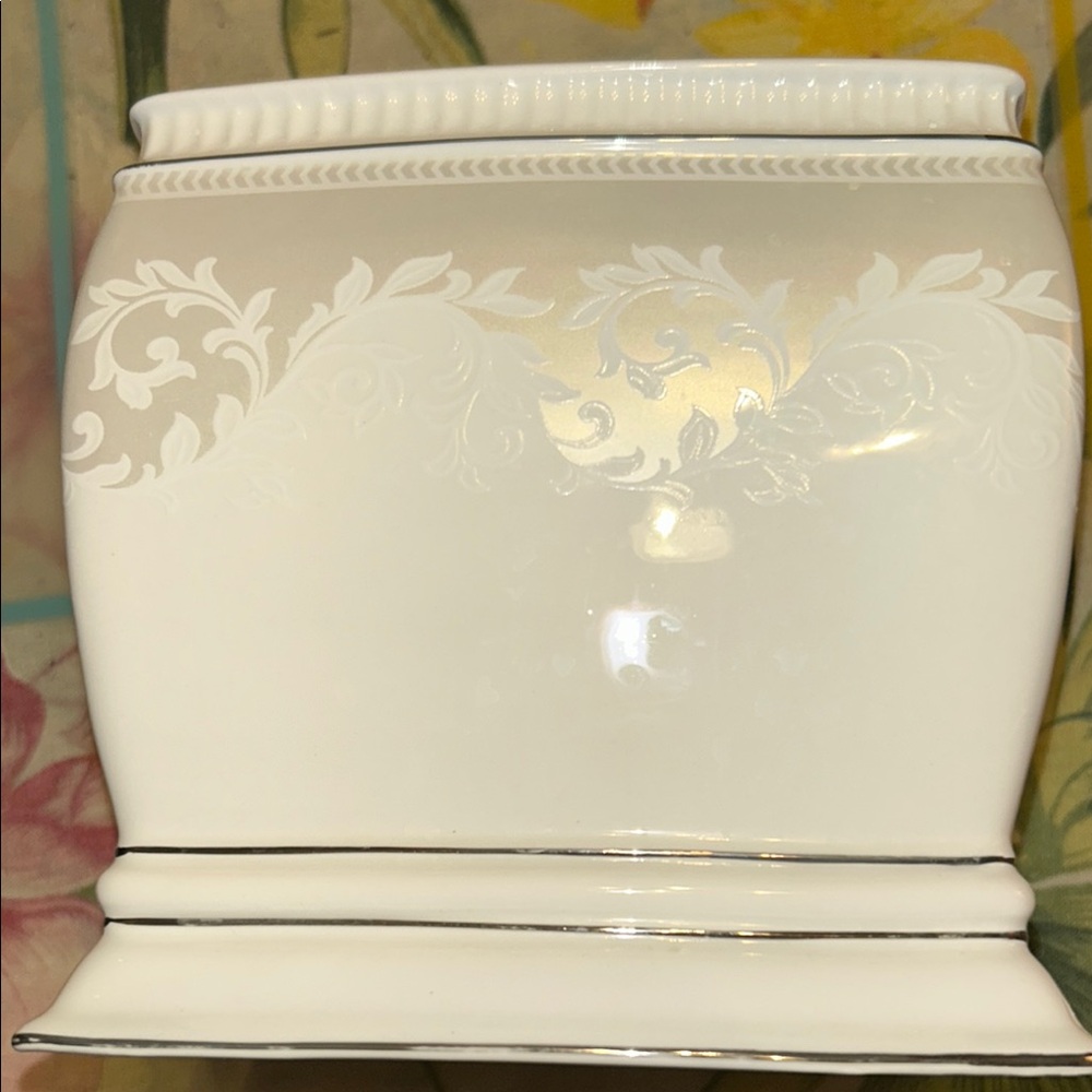Elegant White Ceramic Tissue Holder